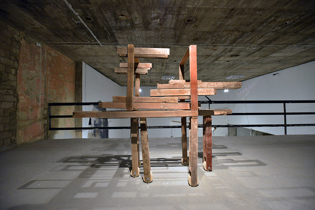 Una de las piezas parte de la instalación titulada: Máquina. Foto por: Ernesto Monsalve.
