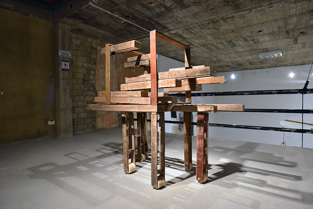 Una de las piezas parte de la instalación titulada: Máquina. Foto por: Ernesto Monsalve.