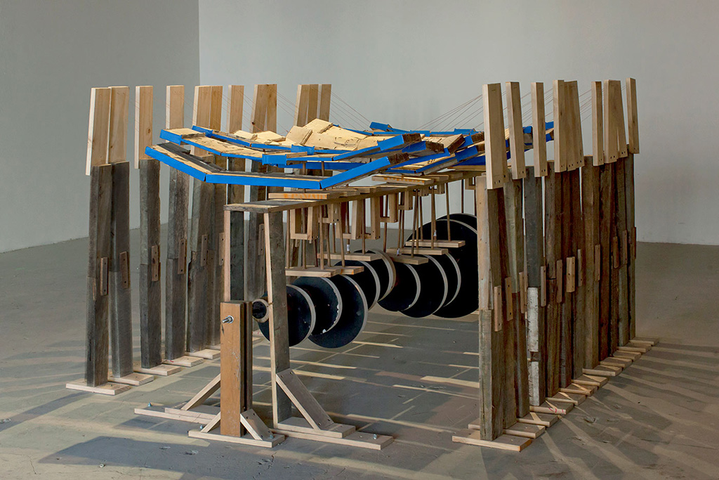 La ola pieza parte de la instalación titulada: Máquina. Foto por: Ernesto Monsalve.