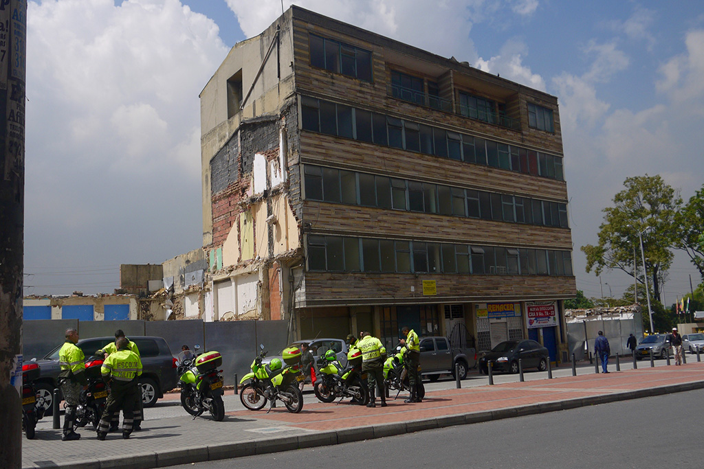 Front view of the apartment building of Oswaldo's family