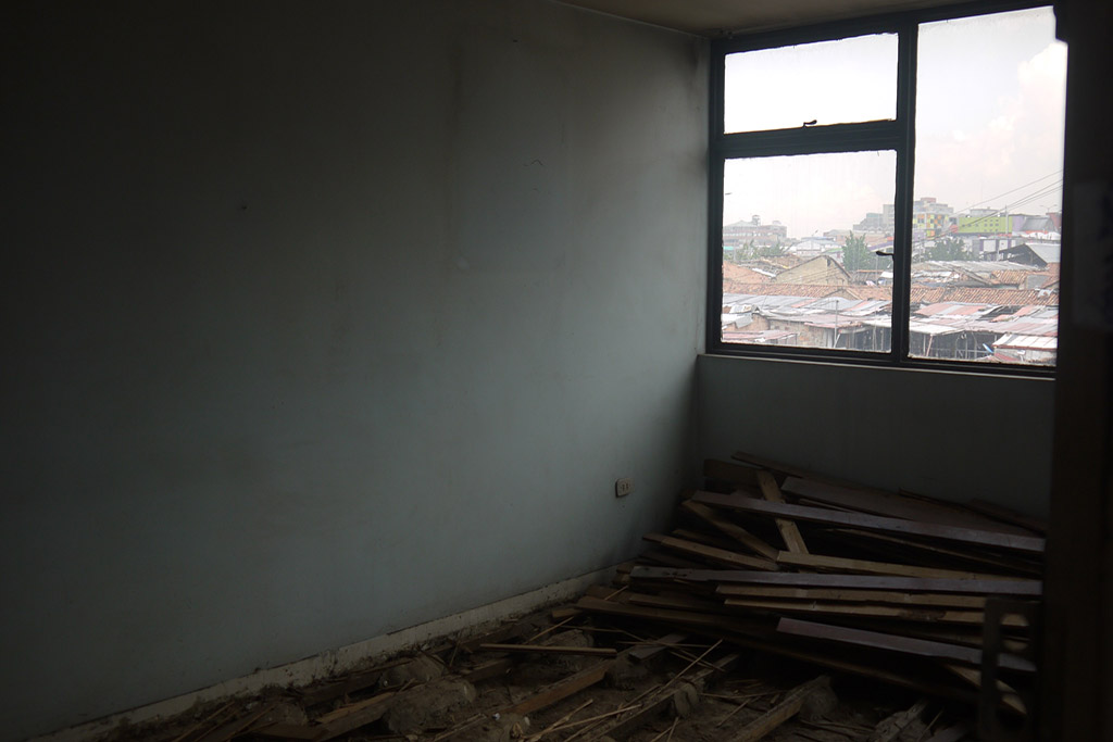 Dentro de uno de los apartamentos del edificio. Se puede ver que el piso fue levantado.