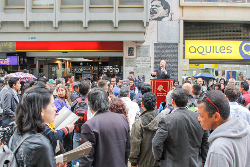 La multitud se reúne alrededor de Subasta Santafé.