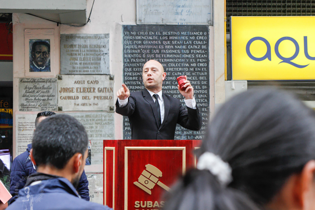 Actor como martillo de la Subasta Santafé.